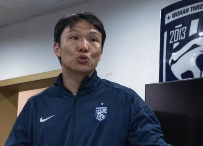 邓卓翔含泪讲话:事情发生了再痛苦吗?之前在干什么?未来呢?