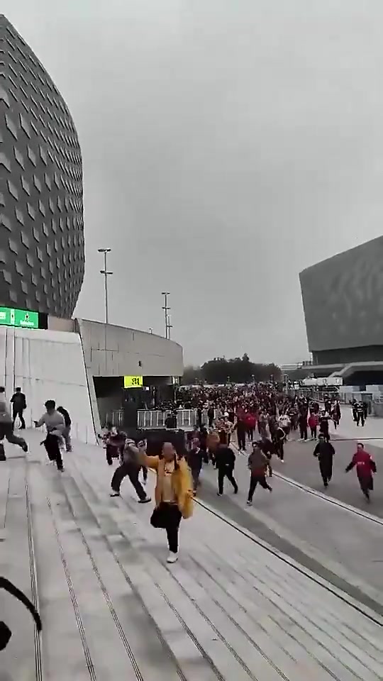 太难受了!提前离场的蓉城球迷听见绝平冲回球场,结果进球无效 太难受了!提前离场的蓉城球迷听见绝平冲回球场,结果进球无效