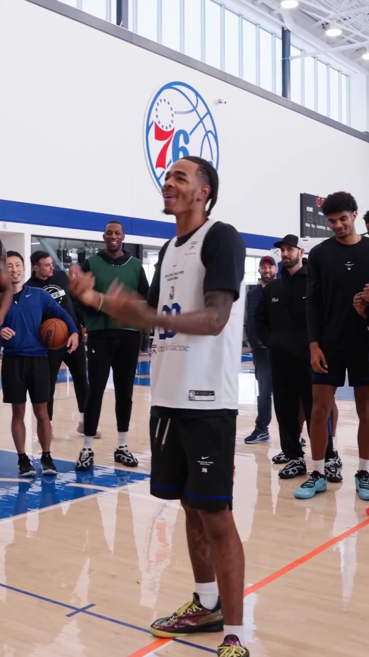 新秀任务！76人官推晒菲隆今日训练中为布朗唱生日快乐歌