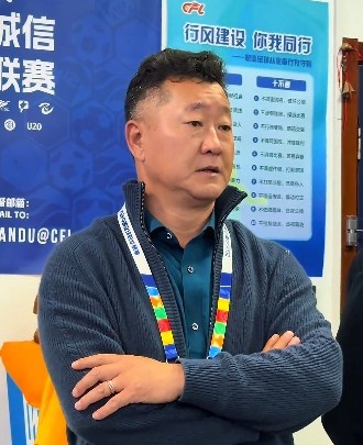 南通支云俱乐部投资人更衣室讲话:周一做冲超奖 要去欧洲冬训 南通支云俱乐部投资人更衣室讲话:周一做冲超奖 要去欧洲冬训