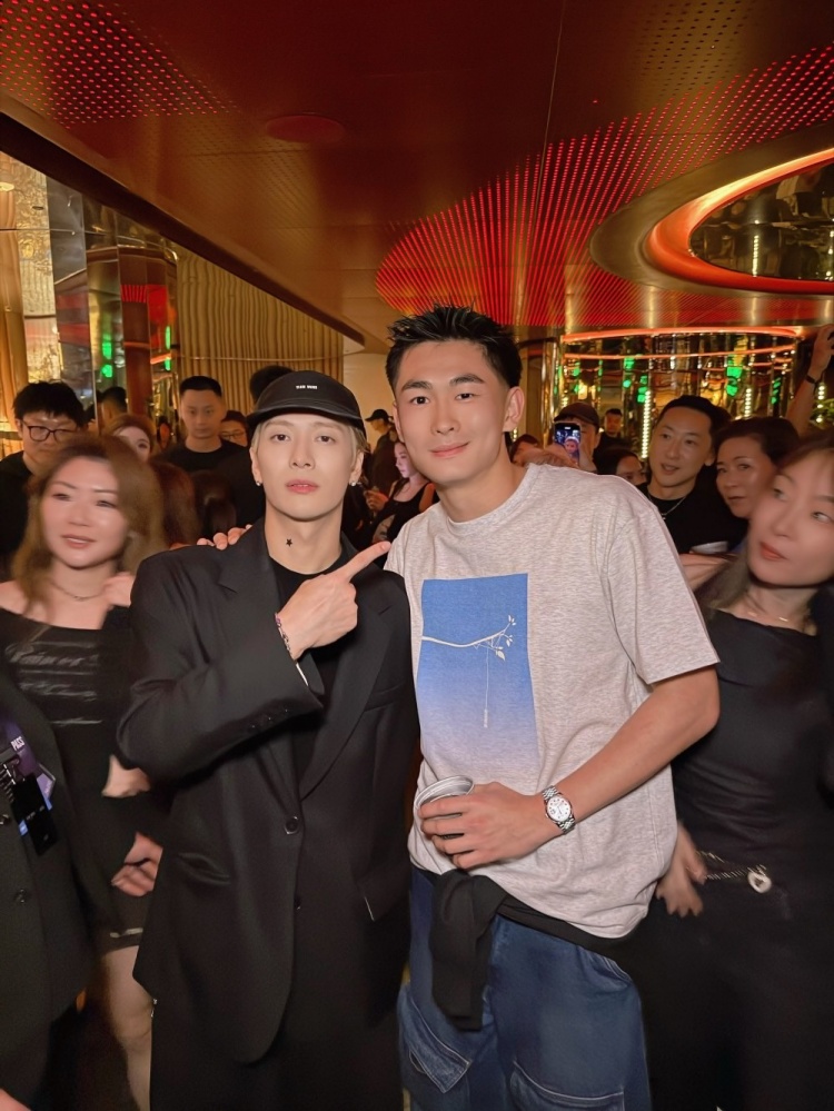 老乡见老乡!陈晋一社媒晒和王嘉尔合影:852区男孩们在上海相见 老乡见老乡!陈晋一社媒晒和王嘉尔合影:852区男孩们在上海相见