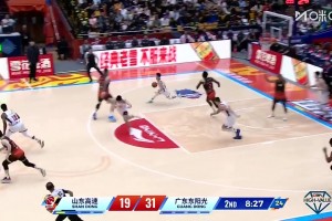[杨溢上篮]这速度真快啊！杨溢后场一条龙光速反击上篮轻取两分！